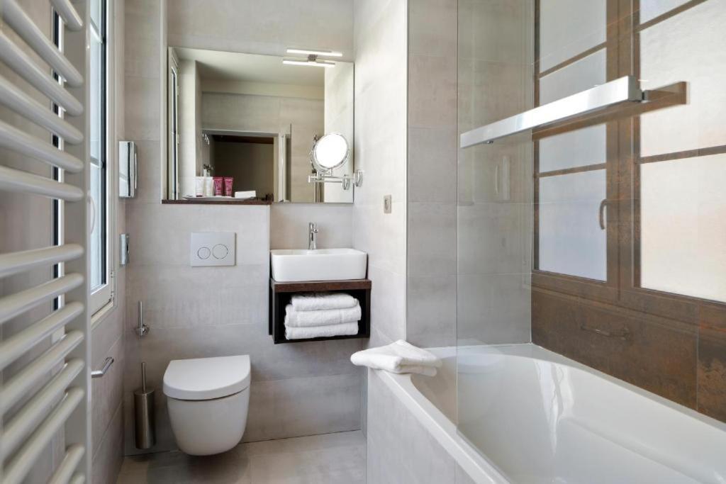 Brit Hotel Privilege Lisieux - La Villa Des Arts Dış mekan fotoğraf
